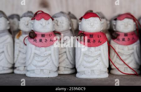 Petites statues dans un sanctuaire au pied de Tokyo Bay Kannon (ou Tokyo-wan Kannon), une statue de 56 mètres de haut à Futtsu, Chiba, Japon. Banque D'Images