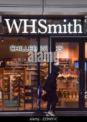 Londres, Angleterre, Royaume-Uni. 27 janvier 2025. Vue extérieure d'un magasin WH Smith dans le centre de Londres alors que la société annonce son intention de vendre 500 magasins de grande rue au Royaume-Uni. (Crédit image : © Vuk Valcic/ZUMA Press Wire) USAGE ÉDITORIAL SEULEMENT! Non destiné à UN USAGE commercial ! Banque D'Images