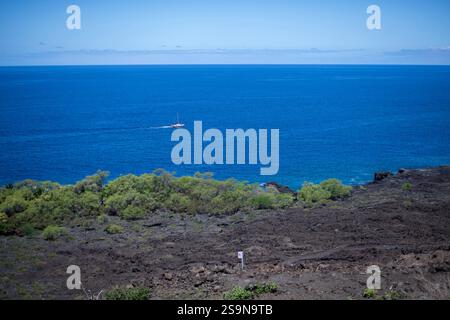 Croisières en voilier le long de la côte hawaïenne de lave à Kealakekua Bay Banque D'Images