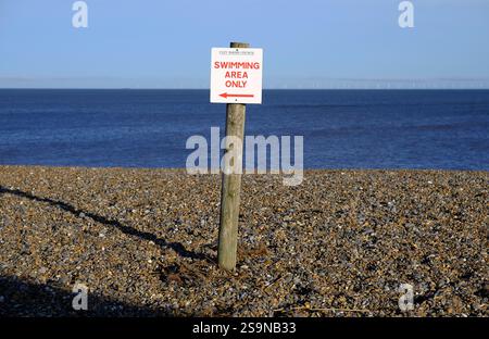 la zone de baignade seulement signe sur la plage de cley-next-the-sea, nord de norfolk, angleterre Banque D'Images