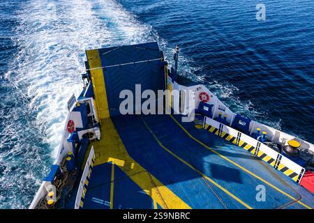 Vue aérienne sur la poupe d'un ferry, l'eau derrière elle est barbotée par l'hélice du navire. Banque D'Images