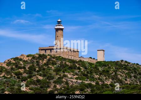 Tour et bâtiment de Faro di Capo Sandalo, un phare sur la pointe ouest de l'île Isola di San Pietro. Banque D'Images