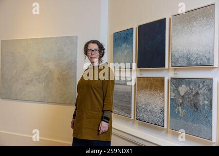 Ville d'Édimbourg, Royaume-Uni. 27 janvier 2025 photo : artiste Samantha Clark, avec une sélection de ses peintures qui font partie de l'exposition In Orcadia. La Royal Scottish Academy présente à Orcadia, une exposition d'œuvres d'art inspirées du paysage et de l'environnement naturel des Orcades. L'exposition comprend un nouveau corpus d'œuvres de Samantha Clark, la première lauréate du RSA MacRobert Art Award for Painting. L'exposition se déroule du 25 janvier au 2 mars à RSA Galleries on the Mound à Édimbourg (NB - l'appel photo a été retardé jusqu'au 27 janvier en raison de la tempête Eowyn). Crédit : Rich Dy Banque D'Images