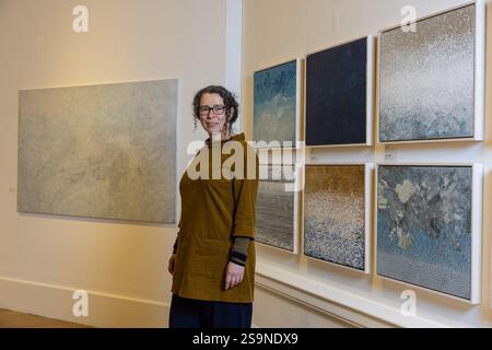 Ville d'Édimbourg, Royaume-Uni. 27 janvier 2025 photo : artiste Samantha Clark, avec une sélection de ses peintures qui font partie de l'exposition In Orcadia. La Royal Scottish Academy présente à Orcadia, une exposition d'œuvres d'art inspirées du paysage et de l'environnement naturel des Orcades. L'exposition comprend un nouveau corpus d'œuvres de Samantha Clark, la première lauréate du RSA MacRobert Art Award for Painting. L'exposition se déroule du 25 janvier au 2 mars à RSA Galleries on the Mound à Édimbourg (NB - l'appel photo a été retardé jusqu'au 27 janvier en raison de la tempête Eowyn). Crédit : Rich Dy Banque D'Images