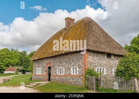 Cottage historique au toit de chaume exposé au musée en plein air Weald & Downland à Singleton, West Sussex, Angleterre Banque D'Images