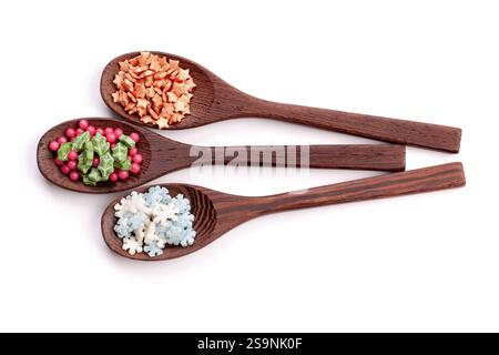 Cuillères en bois avec gâteau de noël saupoudrés sur isolé sur un fond blanc. espace pour le texte Banque D'Images