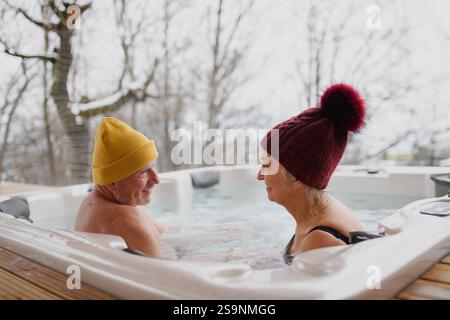 Couple senior utilisant un bain à remous. Concept d'escapade de week-end de la Saint-Valentin. Banque D'Images