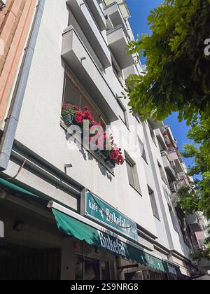 Balcon avec fleurs de roses rouges par une journée ensoleillée à Novi Sad, Serbie Banque D'Images