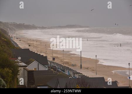 Boscombe, Bournemouth, Dorset, Angleterre, Royaume-Uni, 27 février 2025 : Météo. La tempête Herminia frappe la côte sud pour un deuxième jour. Fortes averses et vents forts. Crédit : Paul Biggins/Alamy Live News Banque D'Images