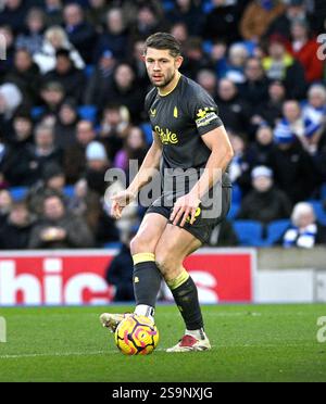 James Tarkowski d'Everton lors du match de premier League entre Brighton et Hove Albion et Everton au stade American Express , Brighton , Royaume-Uni - 25 janvier 2025. Photo Simon Dack / téléobjectif images à usage éditorial exclusif. Pas de merchandising. Pour Football images, les restrictions FA et premier League s'appliquent inc. aucune utilisation d'Internet/mobile sans licence FAPL - pour plus de détails, contactez Football Dataco Banque D'Images