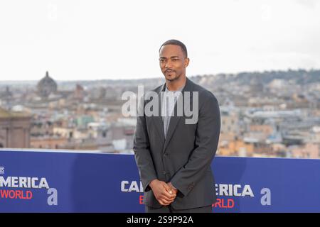 Rome, Italie. 27 janvier 2025. Anthony Mackie assiste à la conférence photo ''Captain America : Brave New World'' à l'Hôtel de la ville à Rome, Italie, le 27 janvier 2025. (Photo de Luca Carlino/NurPhoto) crédit : NurPhoto SRL/Alamy Live News Banque D'Images