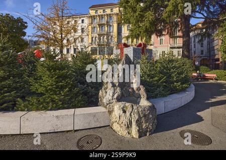 Marché de Noël sur la Piazza Manzoni, arbres de Noël, décoration paquet de Noël, architecture générale, Lugano, district de Lugano, canton du Tessin Banque D'Images