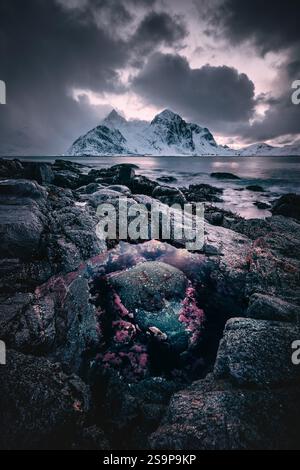 Paysage naturel en Norvège arctique, Lofoten, paysage nuageux côtier dramatique avec vagues et majestueux sommets de montagnes enneigées. Banque D'Images