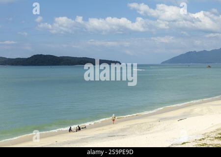 Plage de sable avec baigneurs, plage de Tengah, île de Langkawi, État de Kedah, Malaisie, Asie du Sud-est, Asie Banque D'Images