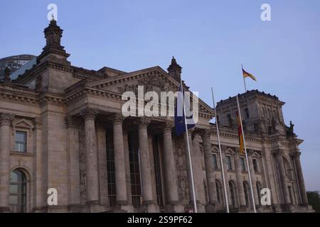 Vue grand angle du bâtiment du Reichstag au crépuscule avec architecture monumentale, Berlin, Allemagne, Europe Banque D'Images