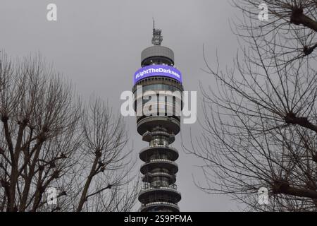 Londres, Royaume-Uni. 27 janvier 2025. La Tour BT marque le jour commémoratif de l'Holocauste à l'occasion du 80e anniversaire de la libération d'Auschwitz. Crédit : SOPA images Limited/Alamy Live News Banque D'Images