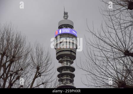 Londres, Royaume-Uni. 27 janvier 2025. La Tour BT marque le jour commémoratif de l'Holocauste à l'occasion du 80e anniversaire de la libération d'Auschwitz. (Photo de Vuk Valcic/SOPA images/SIPA USA) crédit : SIPA USA/Alamy Live News Banque D'Images