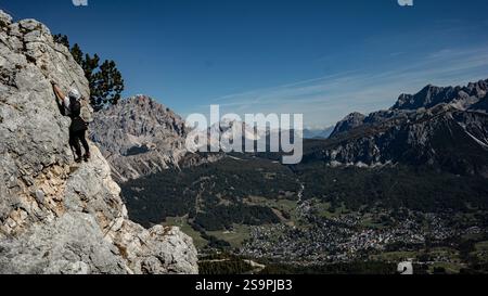 Alpin Climber sur la face rocheuse escarpée – Dolomites Banque D'Images