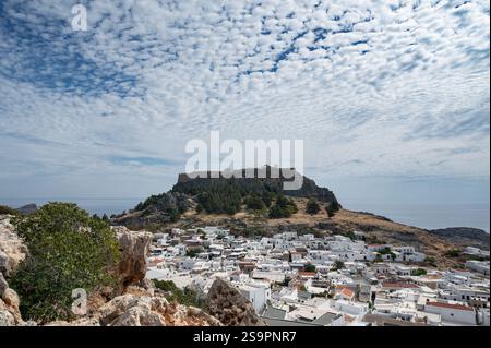 Vue panoramique sur Lindos, situé sur l'île de Rhodes Banque D'Images