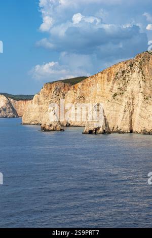 Gros plan d'impressionnantes piles de mer près de Plakaki Beach, situé sur une île grecque de Zakynthos Banque D'Images