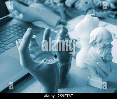 Modèles artistiques créatifs imprimés sur une imprimante 3D. Différents objets créés sur une imprimante 3D à partir de plastique fondu. Imprimante 3D technologie FDM. Nouvelles technologies modernes. Technologies progressives additives modernes Banque D'Images