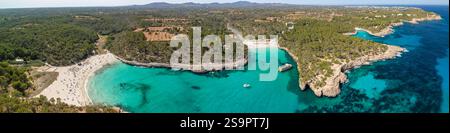 Vue aérienne d'une belle côte de mer à Majorque, Îles Baléares, Espagne. Banque D'Images