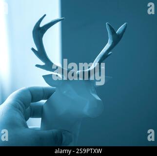 Modèle artistique créatif imprimé sur une imprimante 3D. Différents objets créés sur une imprimante 3D à partir de plastique fondu. Imprimante 3D technologie FDM. Nouvelles technologies modernes. Technologies progressives additives modernes Banque D'Images