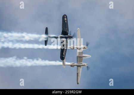 Chance Vought F4U-4 Corsair « OE-EAS » et Lockheed P-38 Lightning « N25Y », salon aéronautique international de Farnborough, Hampshire, Angleterre, Royaume-Uni Banque D'Images