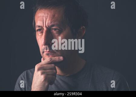 Homme bému, préoccupé et profondément absorbé dans les pensées, focalisation sélective Banque D'Images