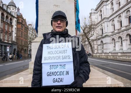 Cénotaphe, Whitehall, Londres, Royaume-Uni. 27 janvier 2025. Le jour du souvenir de l'Holocauste, un groupe de Juifs contre le génocide organise une manifestation au cénotaphe de Londres. Credit : Matthew Chattle/Alamy Live News Banque D'Images