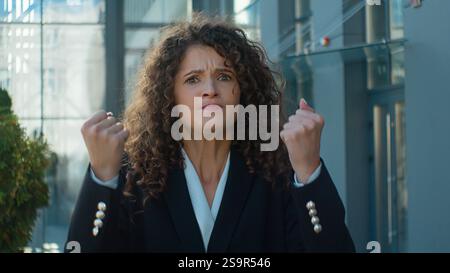 En colère fou mécontent femme caucasienne agacée fille femme d'affaires se sentent colère rage irritation expression négative regardant le conflit de caméra Banque D'Images