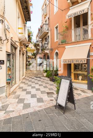 Taormine, Sicile, Italie - 29 septembre 2024 : une rue étroite dans le centre historique de Taormine, dans la province de Messine. Banque D'Images