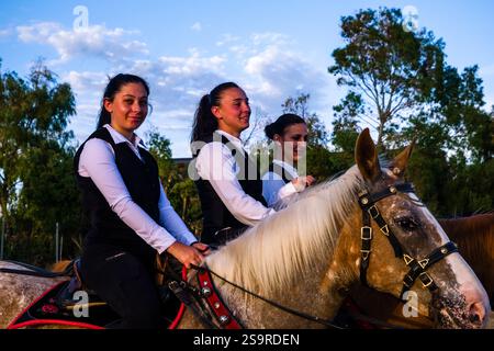 Un groupe de jeunes femmes habillées traditionnellement sur des chevaux participant à la procession de la Madonna di Montserrat à Tratalias Vecchio. Banque D'Images
