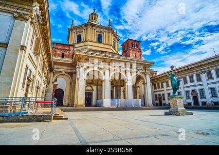 Le monument à l'empereur Constantin et la façade de l'ancienne basilique de San Lorenzo, Milan, Italie Banque D'Images