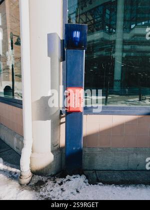 Une boîte d'appel d'urgence sur le campus de l'Université du Michigan Flint, Flint Michigan USA Banque D'Images