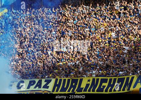 Buenos Aires, Argentine. 26 janvier 2025. Les supporters de Boca Juniors encouragent leur équipe lors du tournoi Apertura 2025 du match de la Ligue Argentine de football professionnel contre Argentinos Juniors, au stade la Bombonera de Buenos Aires, le 26 janvier 2025. Crédit : Alejandro Pagni/Alamy Live News Banque D'Images