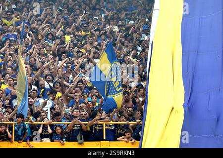 Buenos Aires, Argentine. 26 janvier 2025. Les supporters de Boca Juniors encouragent leur équipe lors du tournoi Apertura 2025 du match de la Ligue Argentine de football professionnel contre Argentinos Juniors, au stade la Bombonera de Buenos Aires, le 26 janvier 2025. Crédit : Alejandro Pagni/Alamy Live News Banque D'Images