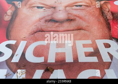 Wahlplakat vom Bundeskanzlerkandidaten der SPD Olaf Scholz in Köln am Ebertplatz zur Wahl zum 21. Deutschen Bundestag AM 23. Février 2025. DAS Plakat wurde umgeworfen. *** Affiche électorale du candidat chancelier du SPD Olaf Scholz à Cologne sur Ebertplatz pour l'élection au 21e Bundestag allemand le 23 février 2025. L'affiche a été renversée. Nordrhein-Westfalen Deutschland, Allemagne GMS18399 Banque D'Images