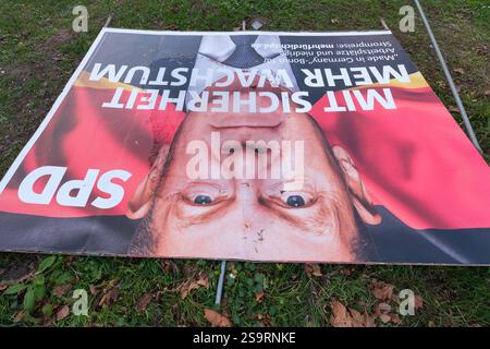Wahlplakat vom Bundeskanzlerkandidaten der SPD Olaf Scholz in Köln am Ebertplatz zur Wahl zum 21. Deutschen Bundestag AM 23. Février 2025. DAS Plakat wurde umgeworfen. *** Affiche électorale du candidat chancelier du SPD Olaf Scholz à Cologne sur Ebertplatz pour l'élection au 21e Bundestag allemand le 23 février 2025. L'affiche a été renversée. Nordrhein-Westfalen Deutschland, Allemagne GMS18405 Banque D'Images