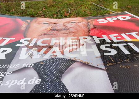Wahlplakat vom Bundeskanzlerkandidaten der SPD Olaf Scholz in Köln am Ebertplatz zur Wahl zum 21. Deutschen Bundestag AM 23. Février 2025. DAS Plakat wurde umgeworfen. *** Affiche électorale du candidat chancelier du SPD Olaf Scholz à Cologne sur Ebertplatz pour l'élection au 21e Bundestag allemand le 23 février 2025. L'affiche a été renversée. Nordrhein-Westfalen Deutschland, Allemagne GMS18397 Banque D'Images