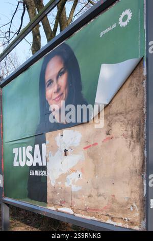 Wahlplakat in Köln zur Wahl zum 21. Deutschen Bundestag AM 23. Février 2025. Zerstörtes Plakat von Annalena Baerbock, Kandidatin von Die Grünen *** affiche électorale à Cologne pour l'élection au 21e Bundestag allemand du 23 février 2025. Affiche détruite d'Annalena Baerbock, candidate des Verts Nordrhein-Westfalen Deutschland, Allemagne GMS18395 Banque D'Images