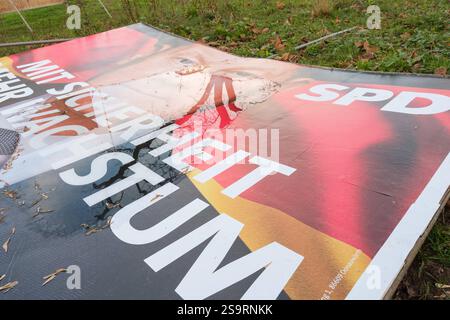 Wahlplakat vom Bundeskanzlerkandidaten der SPD Olaf Scholz in Köln am Ebertplatz zur Wahl zum 21. Deutschen Bundestag AM 23. Février 2025. DAS Plakat wurde umgeworfen. *** Affiche électorale du candidat chancelier du SPD Olaf Scholz à Cologne sur Ebertplatz pour l'élection au 21e Bundestag allemand le 23 février 2025. L'affiche a été renversée. Nordrhein-Westfalen Deutschland, Allemagne GMS18403 Banque D'Images