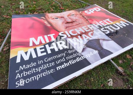 Wahlplakat vom Bundeskanzlerkandidaten der SPD Olaf Scholz in Köln am Ebertplatz zur Wahl zum 21. Deutschen Bundestag AM 23. Février 2025. DAS Plakat wurde umgeworfen. *** Affiche électorale du candidat chancelier du SPD Olaf Scholz à Cologne sur Ebertplatz pour l'élection au 21e Bundestag allemand le 23 février 2025. L'affiche a été renversée. Nordrhein-Westfalen Deutschland, Allemagne GMS18407 Banque D'Images