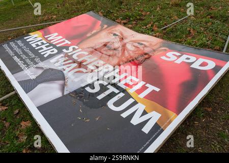 Wahlplakat vom Bundeskanzlerkandidaten der SPD Olaf Scholz in Köln am Ebertplatz zur Wahl zum 21. Deutschen Bundestag AM 23. Février 2025. DAS Plakat wurde umgeworfen. *** Affiche électorale du candidat chancelier du SPD Olaf Scholz à Cologne sur Ebertplatz pour l'élection au 21e Bundestag allemand le 23 février 2025. L'affiche a été renversée. Nordrhein-Westfalen Deutschland, Allemagne GMS18400 Banque D'Images