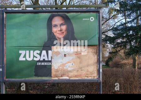 Wahlplakat in Köln zur Wahl zum 21. Deutschen Bundestag AM 23. Février 2025. Zerstörtes Plakat von Annalena Baerbock, Kandidatin von Die Grünen *** affiche électorale à Cologne pour l'élection au 21e Bundestag allemand du 23 février 2025. Affiche détruite d'Annalena Baerbock, candidate des Verts Nordrhein-Westfalen Deutschland, Allemagne GMS18393 Banque D'Images