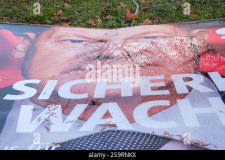 Wahlplakat vom Bundeskanzlerkandidaten der SPD Olaf Scholz in Köln am Ebertplatz zur Wahl zum 21. Deutschen Bundestag AM 23. Février 2025. DAS Plakat wurde umgeworfen. *** Affiche électorale du candidat chancelier du SPD Olaf Scholz à Cologne sur Ebertplatz pour l'élection au 21e Bundestag allemand le 23 février 2025. L'affiche a été renversée. Nordrhein-Westfalen Deutschland, Allemagne GMS18410 Banque D'Images