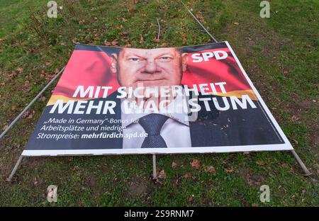 Wahlplakat vom Bundeskanzlerkandidaten der SPD Olaf Scholz in Köln am Ebertplatz zur Wahl zum 21. Deutschen Bundestag AM 23. Février 2025. DAS Plakat wurde umgeworfen. *** Affiche électorale du candidat chancelier du SPD Olaf Scholz à Cologne sur Ebertplatz pour l'élection au 21e Bundestag allemand le 23 février 2025. L'affiche a été renversée. Nordrhein-Westfalen Deutschland, Allemagne GMS18396 Banque D'Images