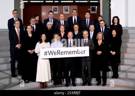 WeRemember - Olaf Scholz - Sperrfrist : 27. Januar 2025 / 00:00 DEU, Deutschland, Allemagne, Berlin, 15.01.2025 Sperrfrist : 27. Januar 2025 / 00:00 Uhr frei für E-papers und Zeitungen für Ausgaben für den 27. Januar 2025 ** NUR für REDAKTIONELLE ZWECKE ** USAGE ÉDITORIAL EXCLUSIF ** Gruppenfoto mit Olaf Scholz , Bundeskanzler SPD und Mitglieder vom Kabinett mit Schild WeRemember WeRemember Wir Erinnern anlaesslich des Holocaustgedenktag We Remember zum Gedenken an Opfer des Nationalsozialismus vor der Kabinettssitzung im Berliner Kanzanlerscht Bunzanz Berlin Bunkt. In der ersten Reihe: Banque D'Images