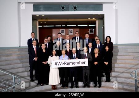 WeRemember - Olaf Scholz - Sperrfrist : 27. Januar 2025 / 00:00 DEU, Deutschland, Allemagne, Berlin, 15.01.2025 Sperrfrist : 27. Januar 2025 / 00:00 Uhr frei für E-papers und Zeitungen für Ausgaben für den 27. Januar 2025 ** NUR für REDAKTIONELLE ZWECKE ** USAGE ÉDITORIAL EXCLUSIF ** Gruppenfoto mit Olaf Scholz , Bundeskanzler SPD und Mitglieder vom Kabinett mit Schild WeRemember WeRemember Wir Erinnern anlaesslich des Holocaustgedenktag We Remember zum Gedenken an Opfer des Nationalsozialismus vor der Kabinettssitzung im Berliner Kanzanlerscht Bunzanz Berlin Bunkt. In der ersten Reihe: Banque D'Images