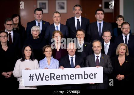 WeRemember - Olaf Scholz - Sperrfrist : 27. Januar 2025 / 00:00 DEU, Deutschland, Allemagne, Berlin, 15.01.2025 Sperrfrist : 27. Januar 2025 / 00:00 Uhr frei für E-papers und Zeitungen für Ausgaben für den 27. Januar 2025 ** NUR für REDAKTIONELLE ZWECKE ** USAGE ÉDITORIAL EXCLUSIF ** Gruppenfoto mit Olaf Scholz , Bundeskanzler SPD und Mitglieder vom Kabinett mit Schild WeRemember WeRemember Wir Erinnern anlaesslich des Holocaustgedenktag We Remember zum Gedenken an Opfer des Nationalsozialismus vor der Kabinettssitzung im Berliner Kanzanlerscht Bunzanz Berlin Bunkt. In der ersten Reihe: Banque D'Images